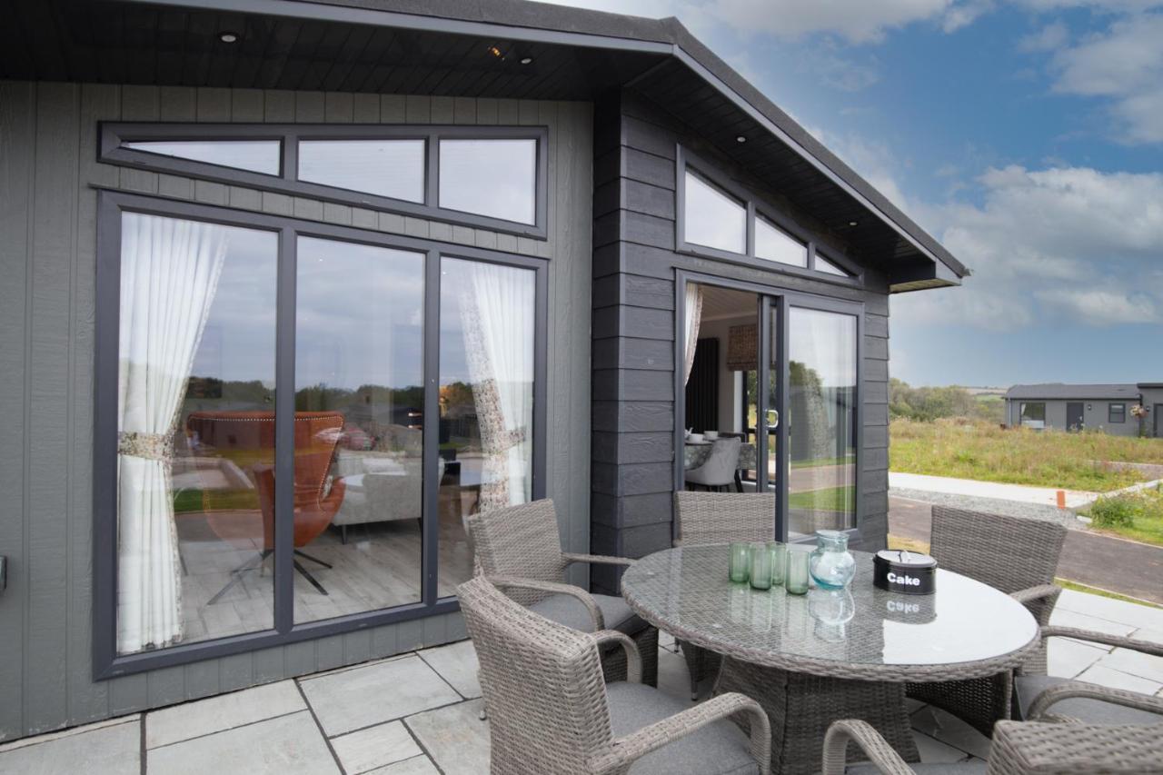 Ael-Y-Bryn - Luxury Lodge, Hot Tub, Three En-Suite Bedrooms Penally Exterior foto